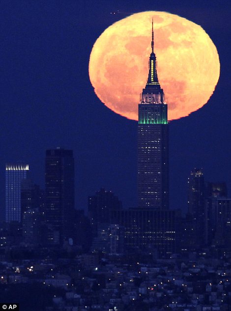 Εκπληκτικές φωτογραφίες με το «ροζ φεγγάρι» στον ουρανό της Ν.Υόρκης - Φωτογραφία 5