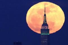 Εκπληκτικές φωτογραφίες με το «ροζ φεγγάρι» στον ουρανό της Ν.Υόρκης