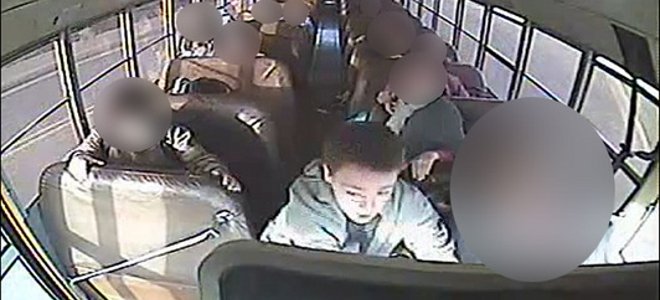 VIDEO: Μαθητής, σούπερ-ήρωας, σταματά την τρελή πορεία σχολικού - Φωτογραφία 1