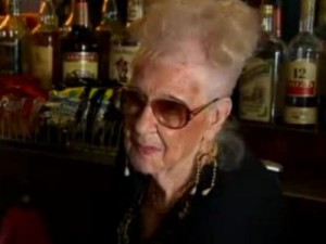 VIDEO: Η πιο καλή μπαργούμαν… είναι 97 χρόνων! - Φωτογραφία 1