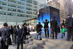 ΔΕΙΤΕ: Άνθρωπος αιωρείται στο κέντρο του Μανχάταν