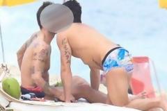 Ποιος επώνυμος γέμισε φιλιά τον εραστή του σε παραλία;!