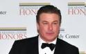 Κατηγορείται για παρενόχληση του Alec Baldwin