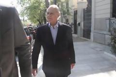 Γιατί δεν πέρασαν χειροπέδες στον Άκη;