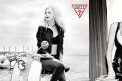 Η Κλόντια Σίφερ επαναλαμβάνει την ίδια σέξι φωτογράφηση, 23 χρόνια μετά (εικόνες)