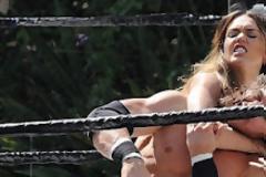 Η Τζέσικα Άλμπα πλακώνει στο ξύλο παλαιστή (εικόνες)