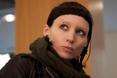 Το κορίτσι με το τατουάζ απέκτησε μακριά, ξανθά μαλλιά!!