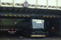 Το πούλμαν της Μάδεργουελ κόλλησε σε μία γέφυρα όταν ο οδηγός αποφάσισε να κόψει δρόμο