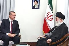 Ιράν vs Τουρκία: Τι ψιθύρισε ο Χαμενεΐ στο αυτί του Ερντογάν