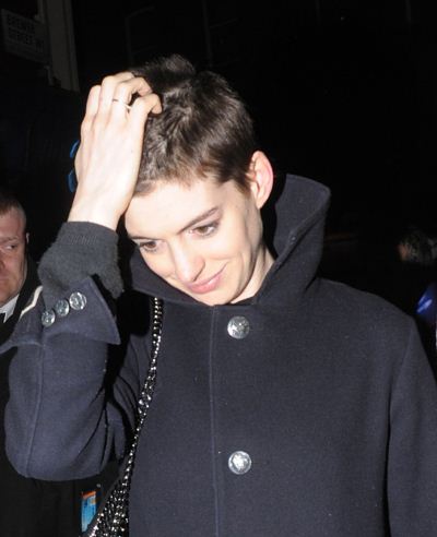 Το ξυρισμένο νέο look της Anne Hathaway ( Photos ) - Φωτογραφία 2
