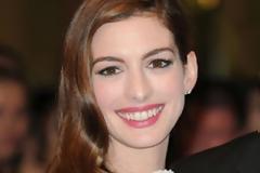 Το ξυρισμένο νέο look της Anne Hathaway ( Photos )