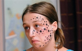 ΔΕΙΤΕ: Ζωγράφισε 56 αστέρια στο πρόσωπό της - Φωτογραφία 1
