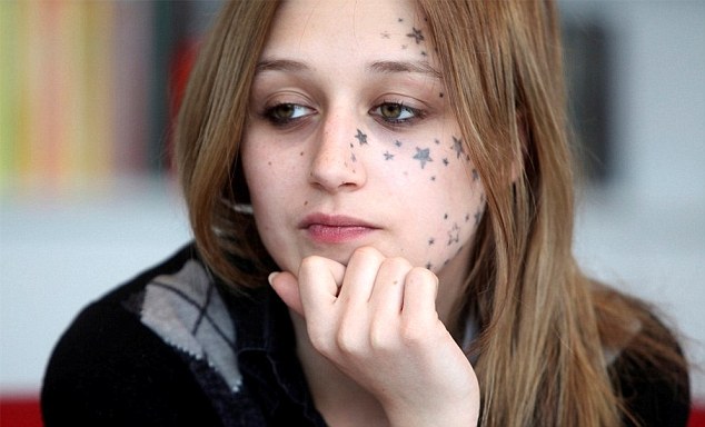 ΔΕΙΤΕ: Ζωγράφισε 56 αστέρια στο πρόσωπό της - Φωτογραφία 2