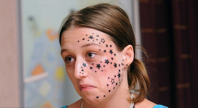 ΔΕΙΤΕ: Ζωγράφισε 56 αστέρια στο πρόσωπό της - Φωτογραφία 3