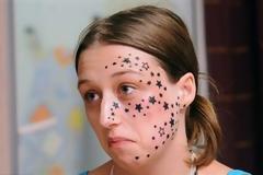 ΔΕΙΤΕ: Ζωγράφισε 56 αστέρια στο πρόσωπό της