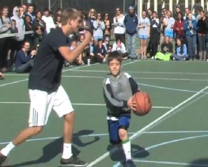 VIDEO: 8χρονος τα βάζει με παίκτες κολεγιακής ομάδας μπάσκετ! - Φωτογραφία 1
