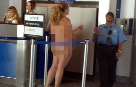 VIDEO: Γυμνή στο αεροδρόμιο για ένα... τσιγάρο - Φωτογραφία 1