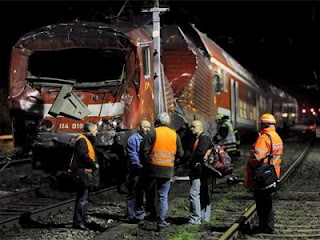 Τρεις νεκροί από εκτροχιασμό τραίνου στη Γερμανία - Φωτογραφία 1