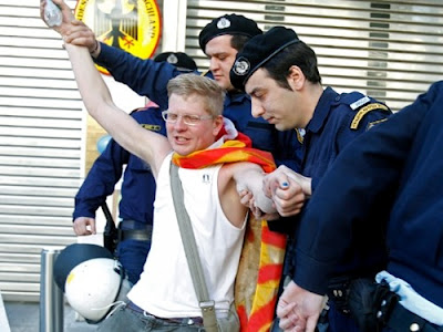 Συνέλαβαν 13 Γερμανούς ακτιβιστές που διαμαρτύρονταν υπέρ της Ελλάδας - Φωτογραφία 1
