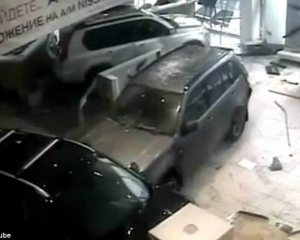 VIDEO: Μπήκε με το αυτοκίνητο στο κατάστημα γιατί βαρέθηκε να περιμένει! - Φωτογραφία 1