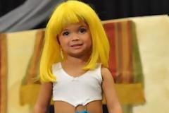 ΣΟΚΑΡΙΣΤΙΚΟ ! 3χρονα κοριτσάκια σε καλλιστεία! (pics)