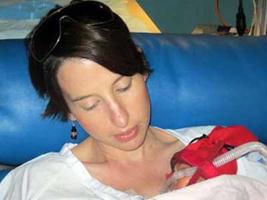 Καρκινοπαθής καθυστέρησε τη χημειοθεραπεία για να γεννήσει την κόρη της - Φωτογραφία 1