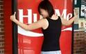 Σιγκαπούρη: Αυτόματος πωλητής που πληρώνεται με αγκαλιές... (video)