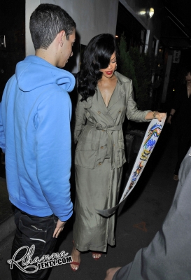 Η Rihanna βγήκε έξω φορώντας μόνο καμπαρντίνα ( Photo ) - Φωτογραφία 3
