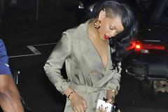 Η Rihanna βγήκε έξω φορώντας μόνο καμπαρντίνα ( Photo )