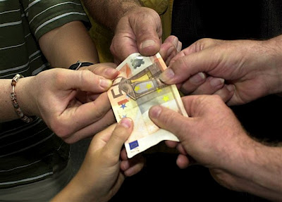Ένα οικονομικό πείραμα πληρώνουν οι Έλληνες - Φωτογραφία 1