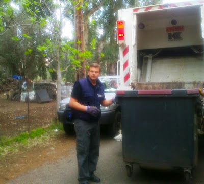 Ο Απ. Γκλέτσος ανέβηκε στο απορριμματοφόρο και μάζεψε σκουπίδια! - Φωτογραφία 4