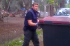 Ο Απ. Γκλέτσος ανέβηκε στο απορριμματοφόρο και μάζεψε σκουπίδια!