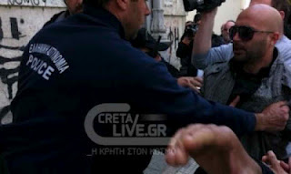 Έξω από τα δικαστήρια την έπεσαν στους ρουμάνους που βίασαν και σκότωσαν την 85χρονη στην Κρήτη - Φωτογραφία 1