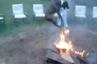 Ο... αναστενάρης σκύλος που πηδάει πάνω από τη φωτιά! [Video] - Φωτογραφία 1