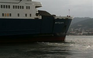 Μυτιλήνη: Έπεσε πάνω σε προβλήτα το πλοίο Μυτιλήνη - Φωτογραφία 1