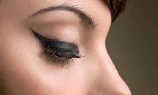 Πώς βάζουμε σωστά το eyeliner - Φωτογραφία 1