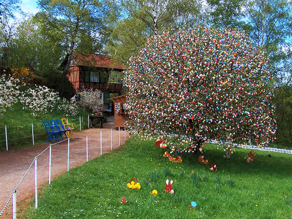 ΔΕΙΤΕ: Ένα δέντρο με 10.000 πασχαλινά αβγά! - Φωτογραφία 2