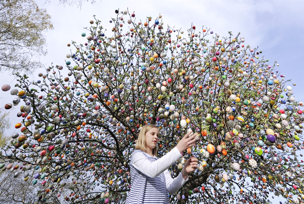ΔΕΙΤΕ: Ένα δέντρο με 10.000 πασχαλινά αβγά! - Φωτογραφία 5