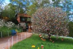 ΔΕΙΤΕ: Ένα δέντρο με 10.000 πασχαλινά αβγά!