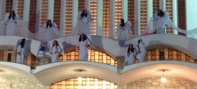 VIDEO: Άγγελοι σκαρφαλωμένοι στο περβάζι ψάλλουν εκκλησιαστικούς ύμνους στην Αθήνα - Φωτογραφία 1