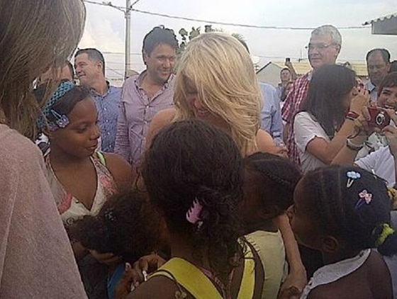 Η Shakira στην υπηρεσία 6.000 παιδιών - Φωτογραφία 3