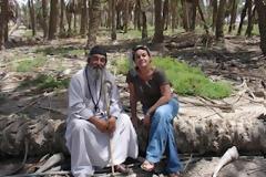 Άγιοι Τόποι: Έλληνας μοναχός σηκώνει ψηλά την ελληνική σημαία στα βάθη της ερήμου