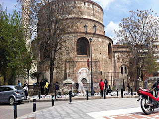 Μήνυμα αναγνώστριας: Στο ελεός του το μνημειο της Ροτόντας στη Θεσσαλονίκη...εικόνα γκέτου και παρακμής - Φωτογραφία 1