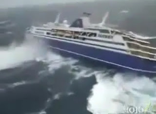 ΑΠΙΣΤΕΥΤΟ! Βίντεο απεικονίζει τις εφιαλτικές στιγμές που έζησαν οι επιβάτες ενός κρουαζιερόπλοιου στην Ινδονησία απο το τσουνάμι. - Φωτογραφία 1