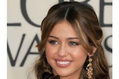 H Miley Cyrus χωρίς σουτιέν, αποκάλυψε το στήθος της στους παπαράτσι! (Photos)