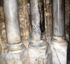 Η σχισμένη καί μαυρισμένη Κολόνα στην είσοδο του ναού της Αναστάσεως μαρτυρεί το θαύμα του Αγίου Φωτός - Φωτογραφία 1