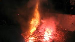 Αναβίωση του πασχαλιάτικου εθίμου του καψίματος του Ιούδα στην Παναγία Θάσου - Φωτογραφία 1