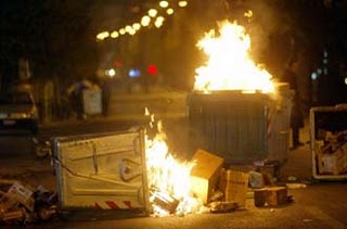 Μπαράζ εμπρησμών σε κάδους, στο κέντρο της Αθήνας - Φωτογραφία 1