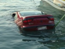 Θεσσαλονίκη : Αυτοκίνητο με 4 επιβάτες έπεσε στη θάλασσα - Φωτογραφία 1