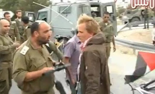 Σοκαριστικό βίντεο. Στρατιωτικός χτυπάει με το όπλο του ακτιβιστή στο Ισραήλ - Φωτογραφία 1